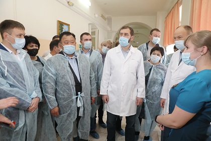 Проект создания Научно-практического центра представил депутатам Заксобрания главврач ИГОДКБ Юрий Козлов